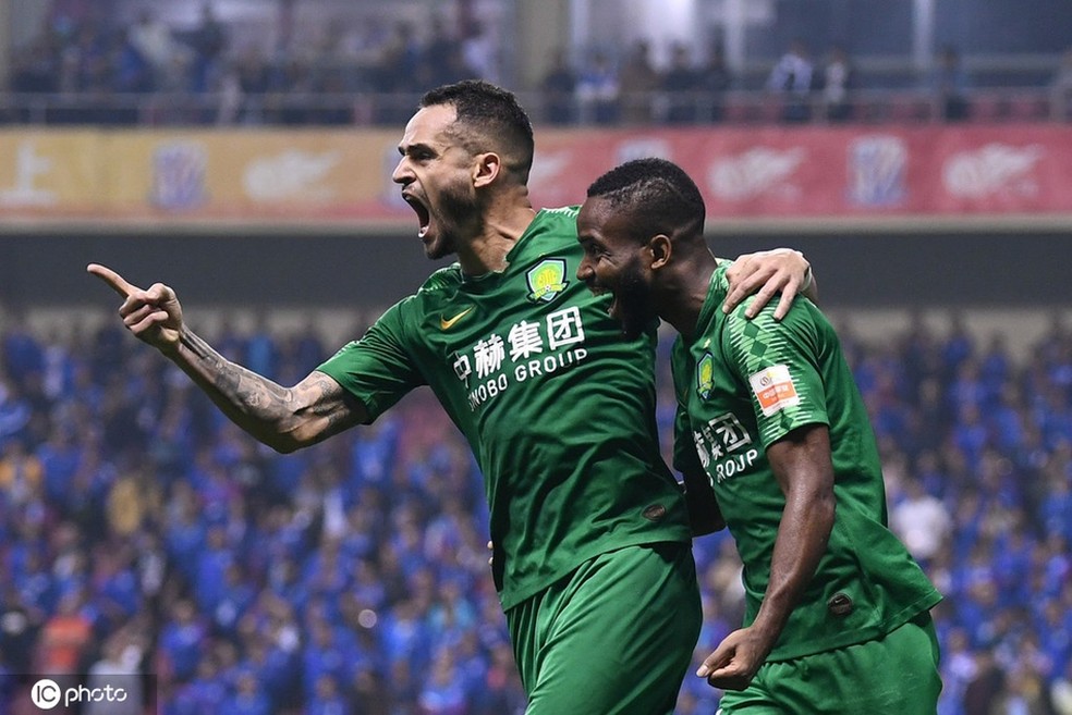 Renato Augusto comemora gol pelo Beijing Guoan &mdash; Foto: Reprodu&ccedil;&atilde;o/Sina