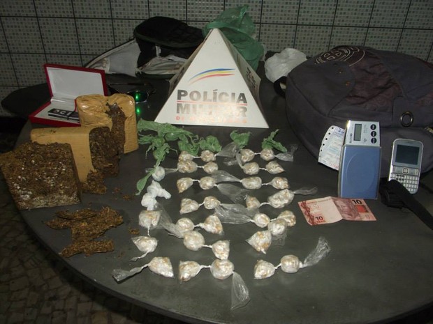 Droga apreendida na mochila de adolescente em Augusto de Lima (Foto: Divulgação / Polícia Militar)