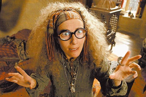 A atriz Emma Thompson em cena da franquia Harry Potter (Foto: Reprodução)