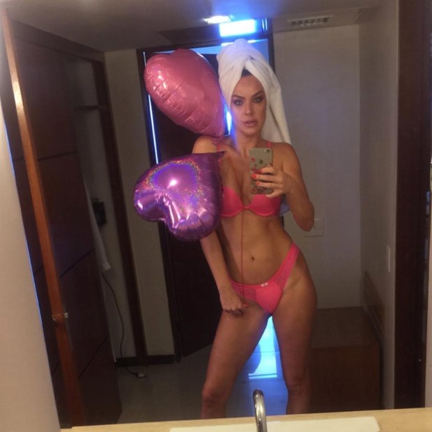 Leticia Birkheuer surge sexy de lingerie pink (Foto: Reprodução/Instagram)