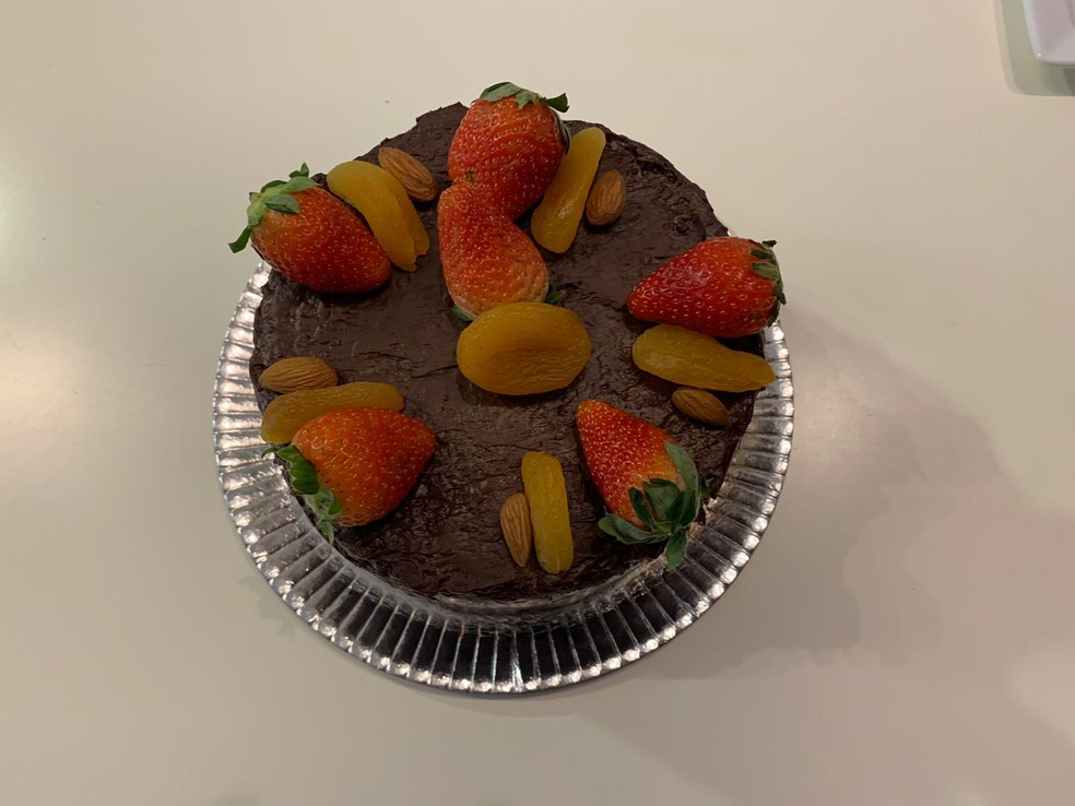 Sem glúten, leite e açúcar, Bolo Low Carb leva ingredientes veganos e frutas — Foto: Leonardo Bosisio/TV Fronteira