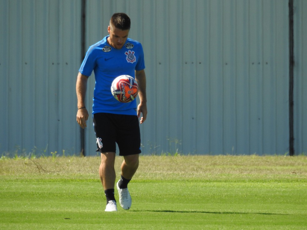 Ramiro, volante do Corinthians, assinou contrato de quatro anos — Foto: Bruno Cassucci
