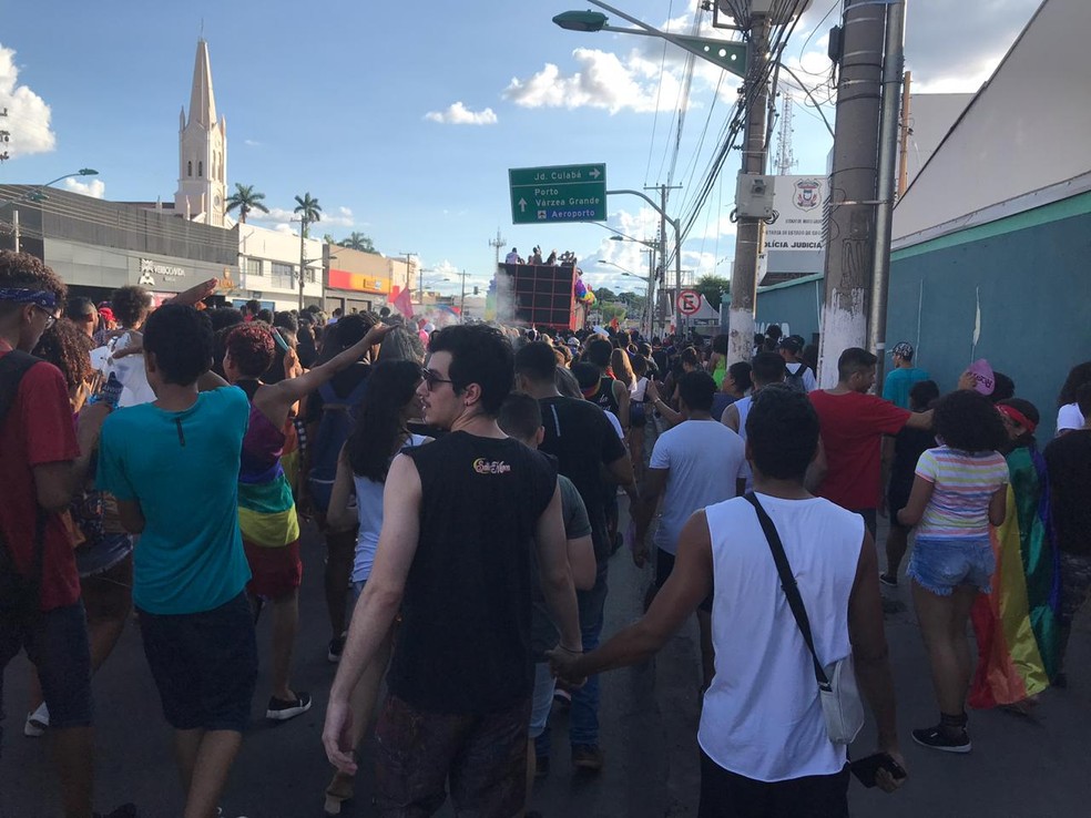 As principais ruas do centro de Cuiabá foram palco da Parada da Diversidade Sexual — Foto: Nathália Okde/G1