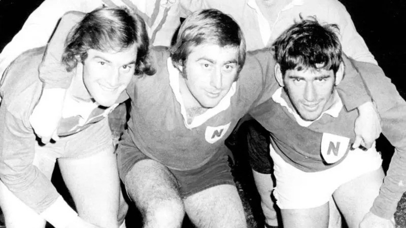 Chris Dawson (à esquerda) com dois companheiros de time de rugby em 1974 (Foto: GETTY IMAGES via BBC)
