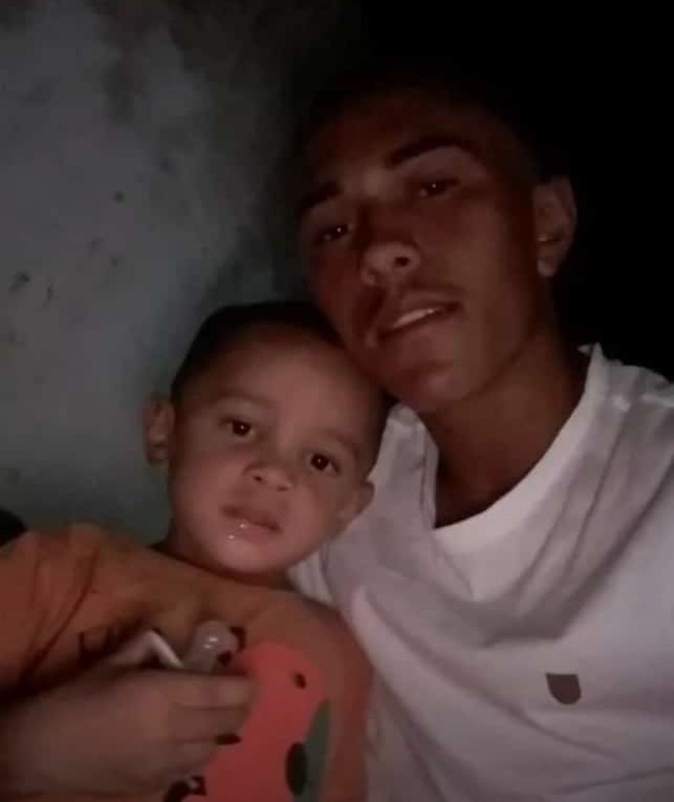 Lucas Bezerra e o filho, Davi Lucas, foram mortos a tiros neste domingo (30) em São José de Mipibu — Foto: Cedida
