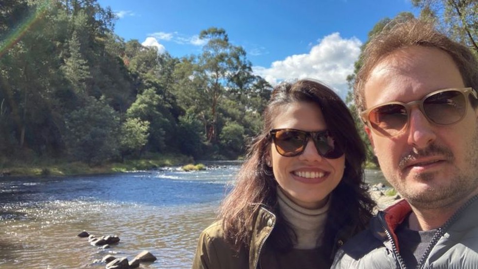 Os brasileiros Juliana Moraes e Fabio Borges, que vivem na Austrália, apoiam as medidas restritivas, mas lamentam ritmo lento de vacinação — Foto: Arquivo pessoal