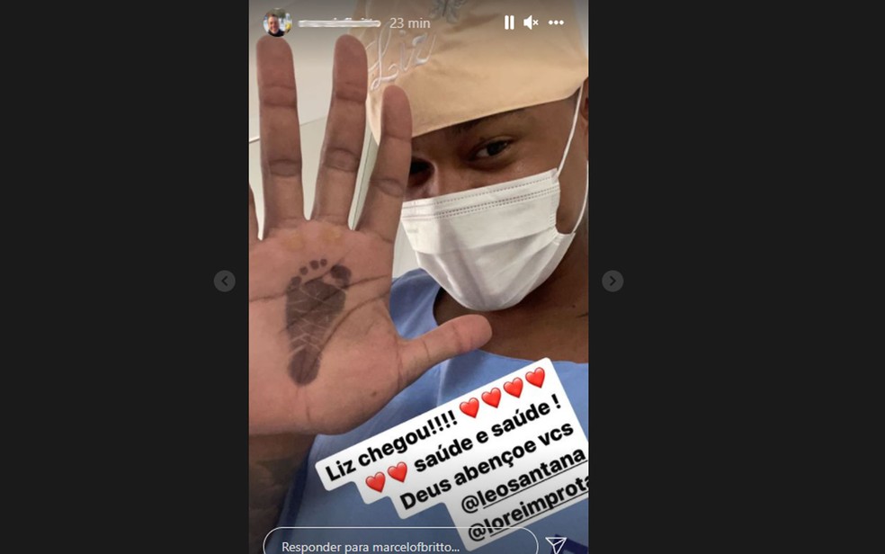 Léo faz 'tatuagem' em homenagem ao nascimento da filha — Foto: Reprodução/Twitter