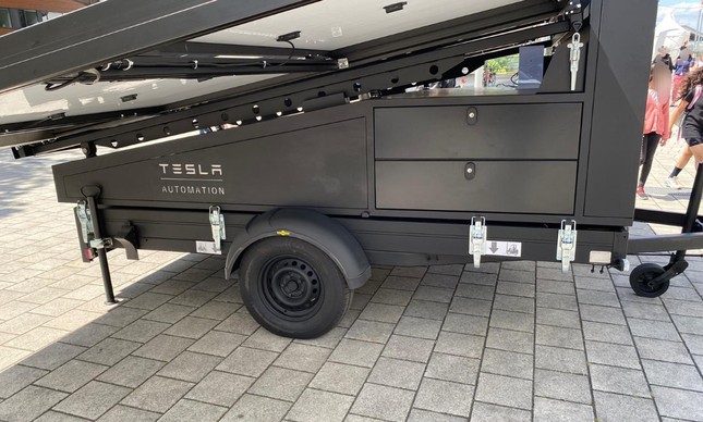 Trailer da Tesla garante energia para carro elétrico e conexão com a rede de internet da Starlink
