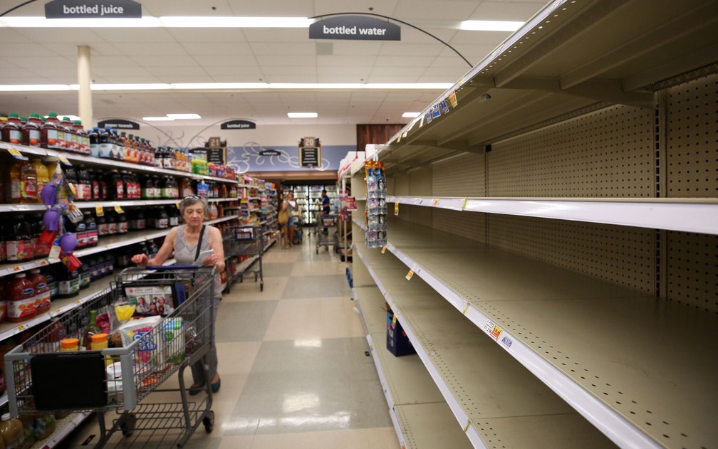 Prateleiras vazias são vistas em supermercado enquanto moradores de Houston, Texas, fazem compras para se preparar para a chegada do furacão Harvey, na quinta-feira (24) (Foto: Godofredo A. Vasquez/Houston Chronicle via AP)