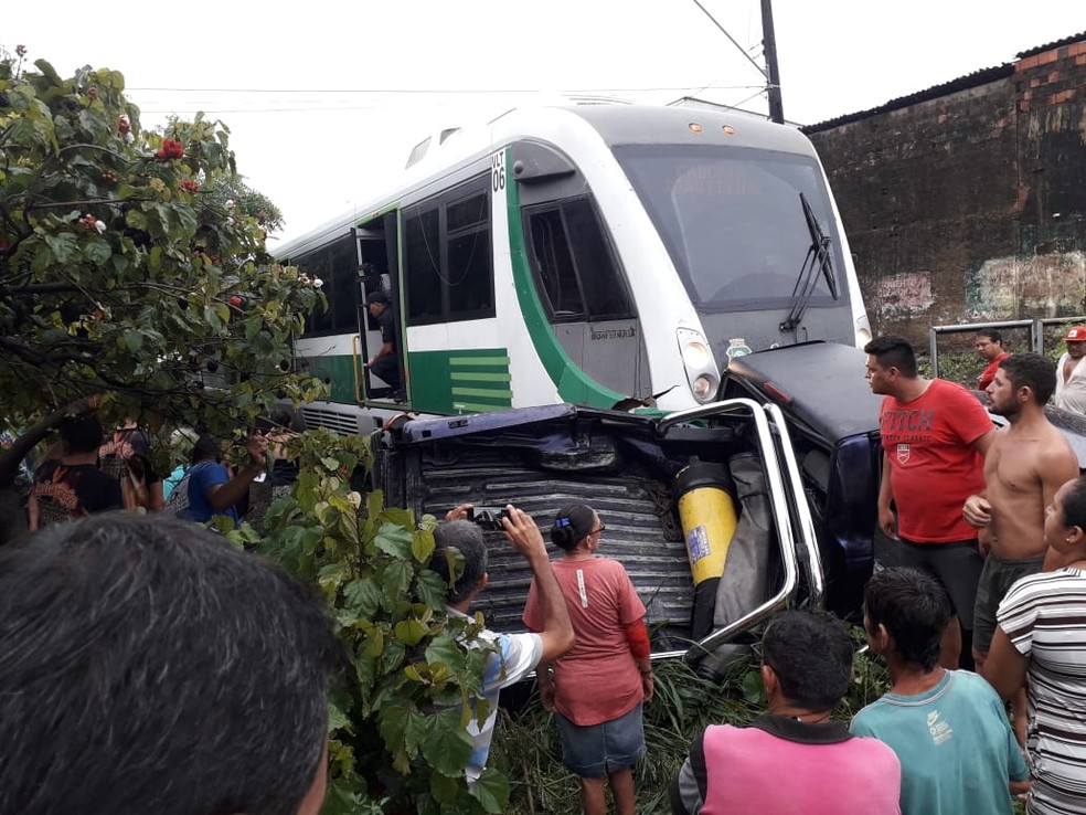 Carro avançou passagem de nível e foi atingido por VLT em Fortaleza. — Foto: Reprodução