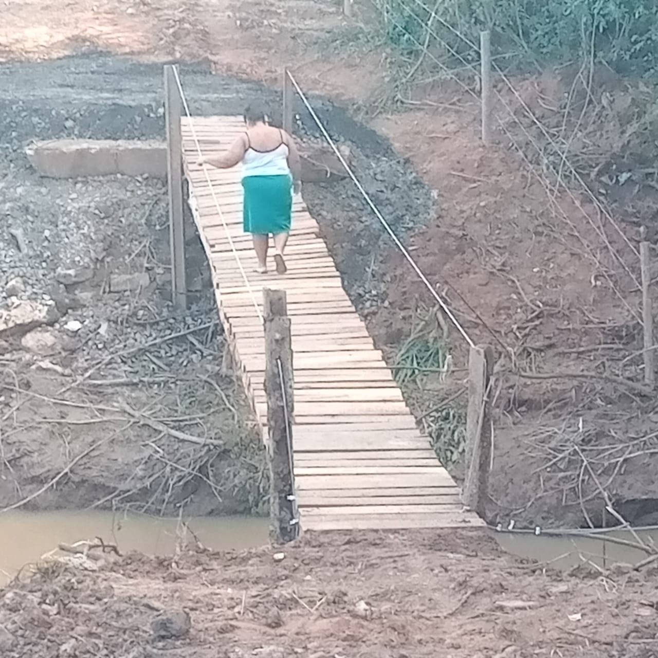 Prefeitura improvisa passagem de pedestres após chuva derrubar ponte duas vezes em bairro rural