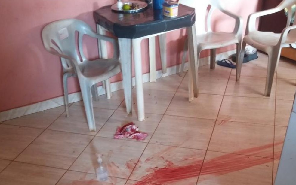 Sala da casa em que pai foi achado morto — Foto: Reprodução/Polícia Civil