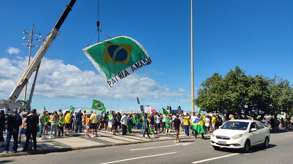 Guindaste ergue grande bandeira nacional na manifestação que pedia a volta do voto impresso, neste domingo (1º), em Copacabana — Foto: Daniel Silveira/G1