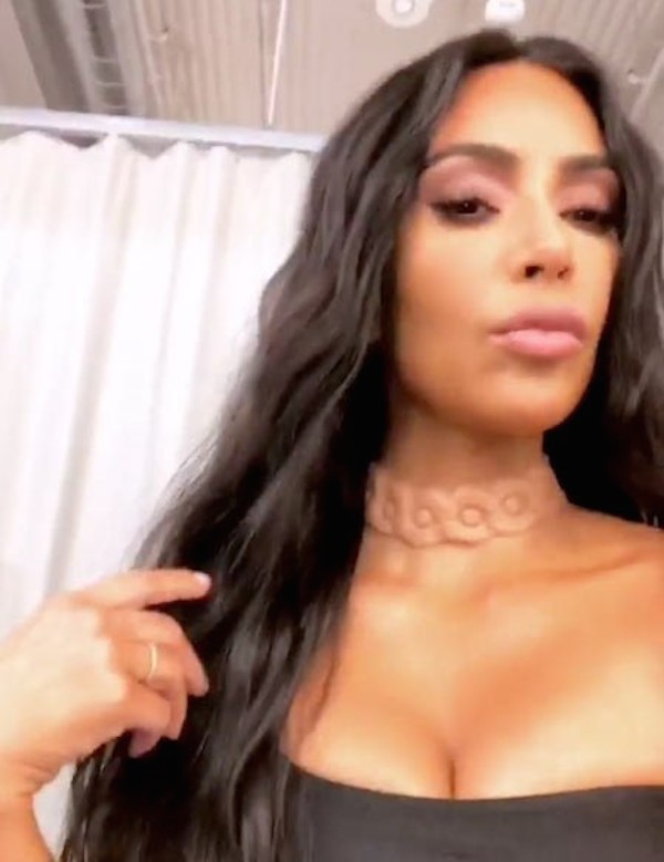 A socialite Kim Kardashian com um colar assinado pelo artista plástico Simon Huck (Foto: Instagram)