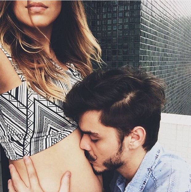 Rubia Baricelli ganha beijinho do namorado na barriga de grávida (Foto: Reprodução Instagram)