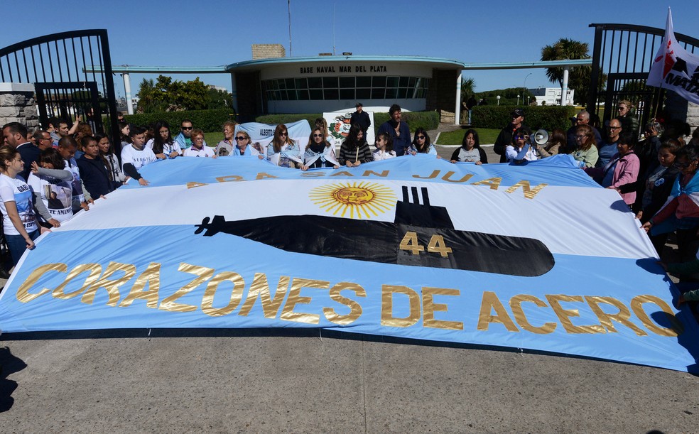 Familiares da tripulação do submarino Ara San Juan protestam em 2018 fora da Basa Naval de Mar del Plata, na Argentina — Foto: Marina Devo/Reuters