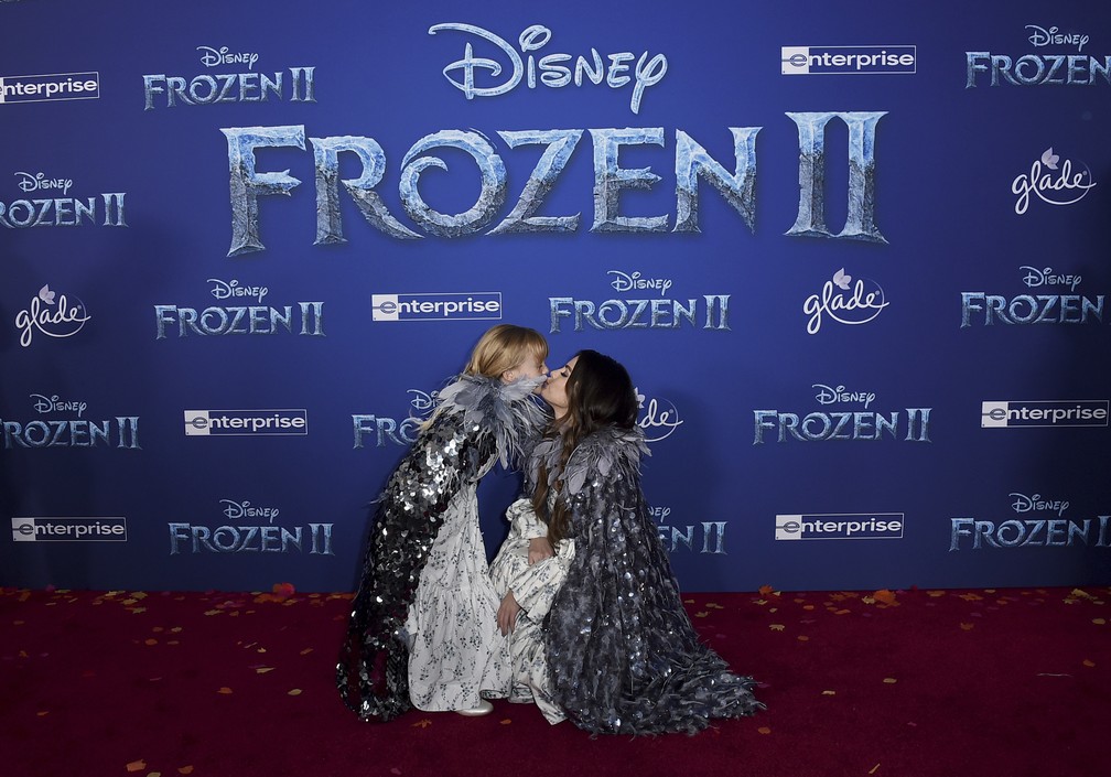 Selena Gomez e a irmã Gracie Elliot Teefey no tapete vermelho de "Frozen 2" — Foto:  Jordan Strauss/Invision/AP