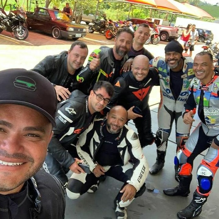 Marcos Assunção e Cafú com parceiros da moto (Foto: Reprodução: Instagram)