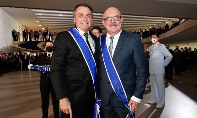 Presidente Bolsonaro condecora o ministro da Educação, Milton Ribeiro, com a Ordem de Rio Branco em outubro de 2020