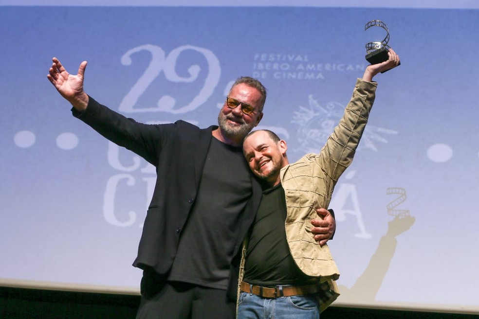 Matheus Nachtergaele recebe homenagem no Cine Ceará entregue por Luiz Fernando Guimarães.  — Foto: Camila Lima/Sistema Verdes Mares
