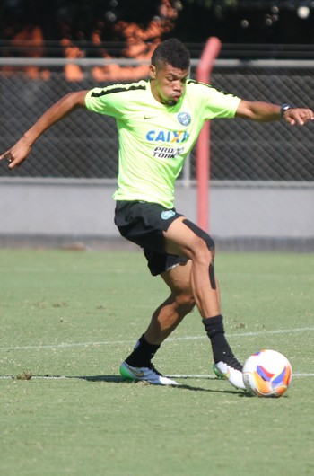 Diretor de futebol do Coritiba confirma sondagem do Flamengo por Juninho