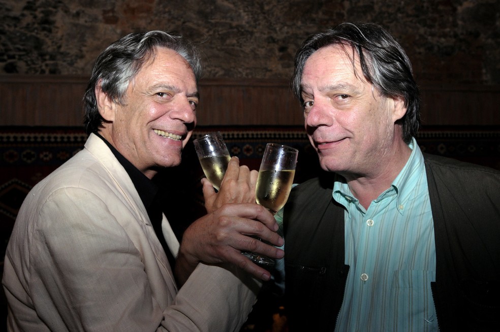 Paulo e seu irmão gêmeo, o também cartunista e chargista Chico Caruso — Foto: Guga Melgar