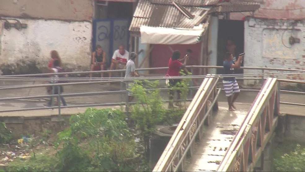 Imagens Mostram Bandidos Armados Caminhando Entre Criancas E Moradores Da Cidade De Deus No Rio Rio De Janeiro G1