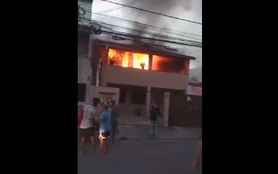 Incêndio deixa casa parcialmente destruída em Lauro de Freitas; não houve feridos