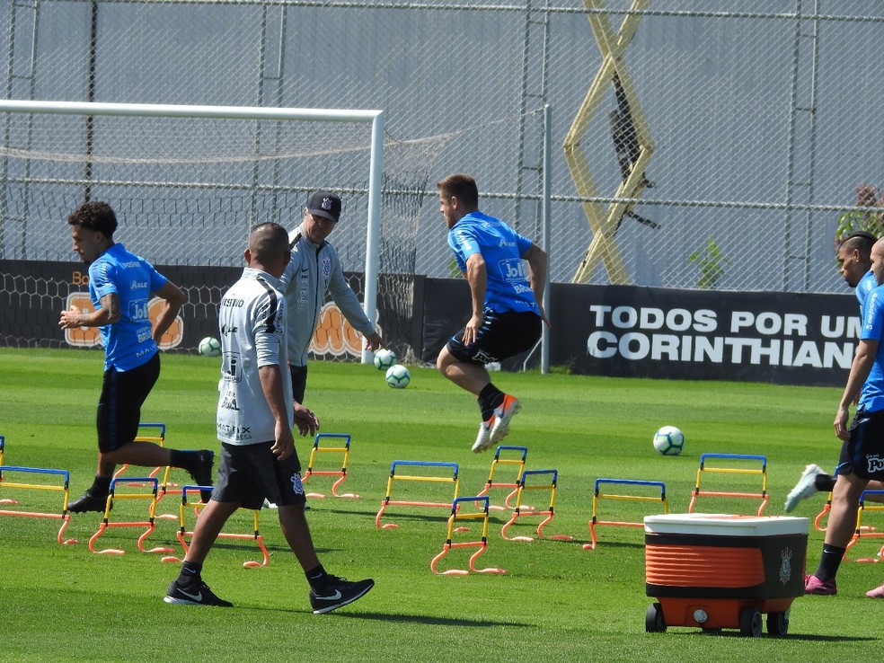 Elenco se reapresenta e se prepara para enfrentar a Chapecoense