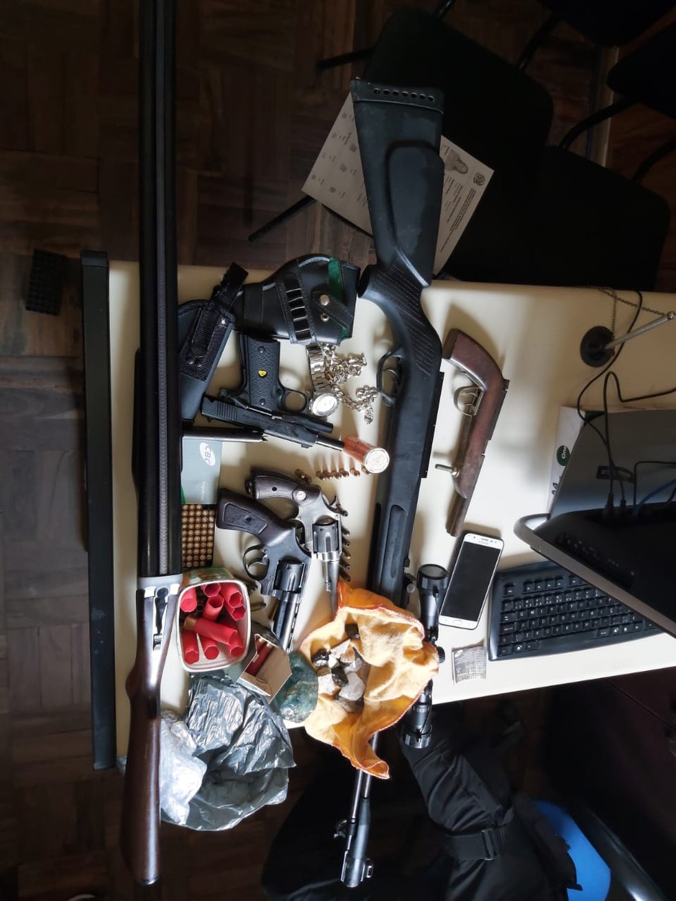 Armas e munições foram encontradas pela Polícia Civil — Foto: Divulgação/ Polícia Civil