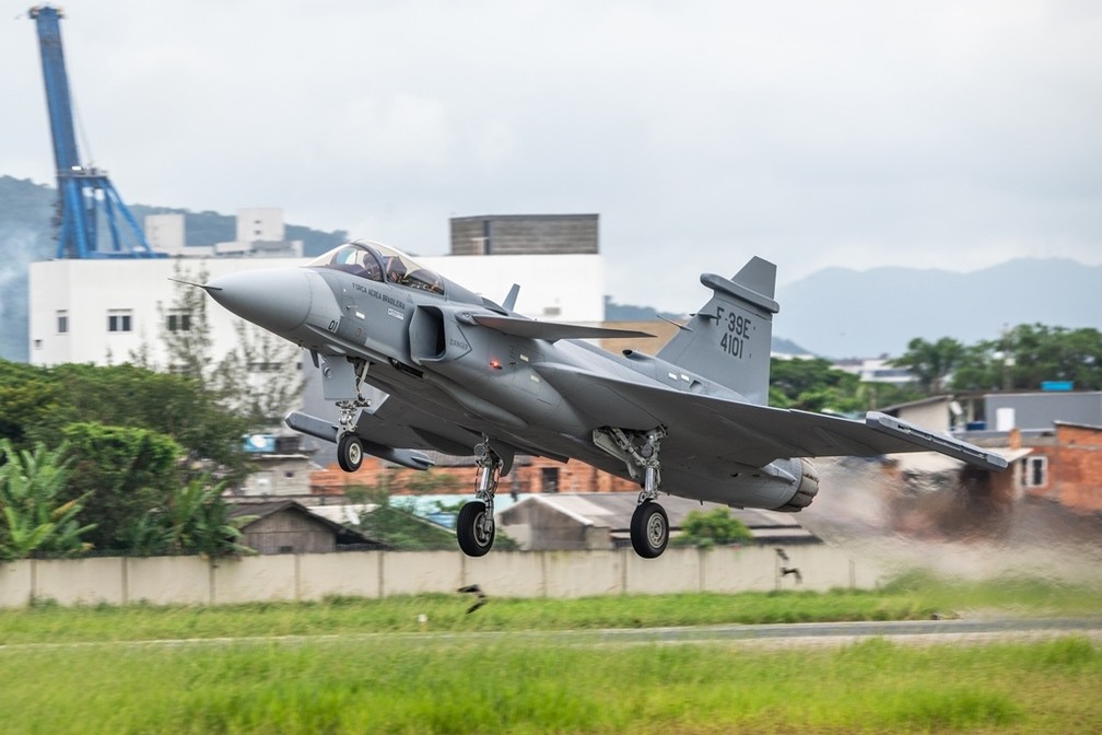 Dois caças Gripen F-39E saíram de Navegantes e pousaram em Gavião Peixoto para testes — Foto: Saab/Divulgação