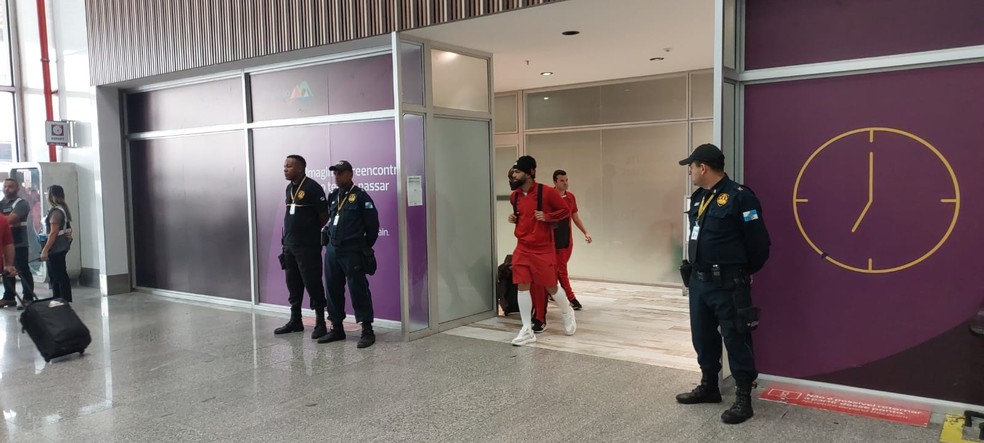 Gabigol desembarca no Rio ap&oacute;s derrota para o Del Valle &mdash; Foto: Fred Gomes