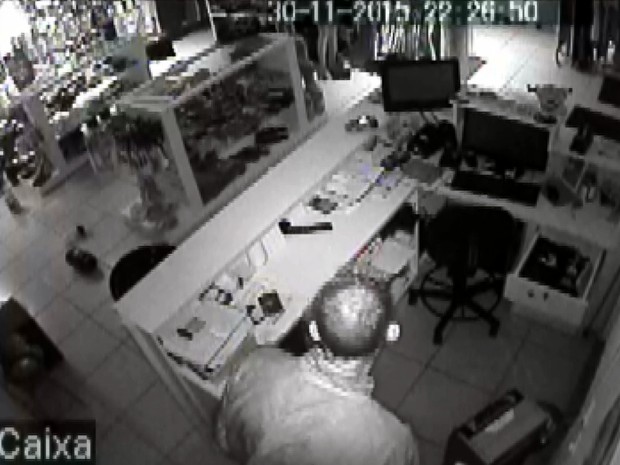 Câmeras de segurança registraram toda a movimentação dentro da loja (Foto: Reprodução EPTV)