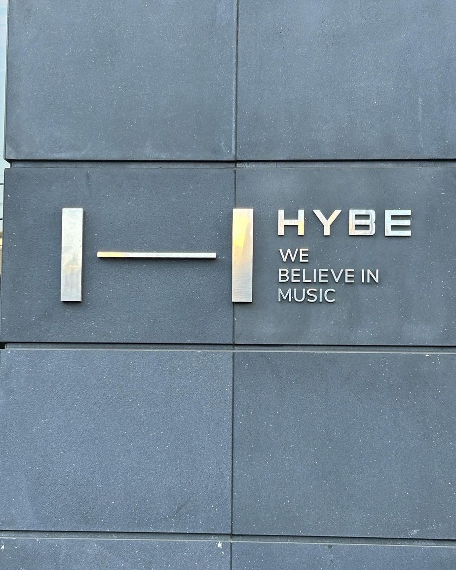 Logo e slogan da HYBE no prédio da empresa em Seul, na Coreia do Sul
