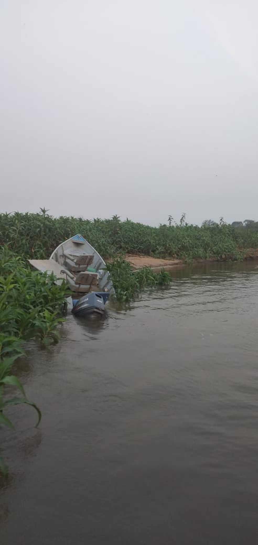 Barco na margem do rio Miranda, em MS — Foto: Corpo de Bombeiros/Divulgação