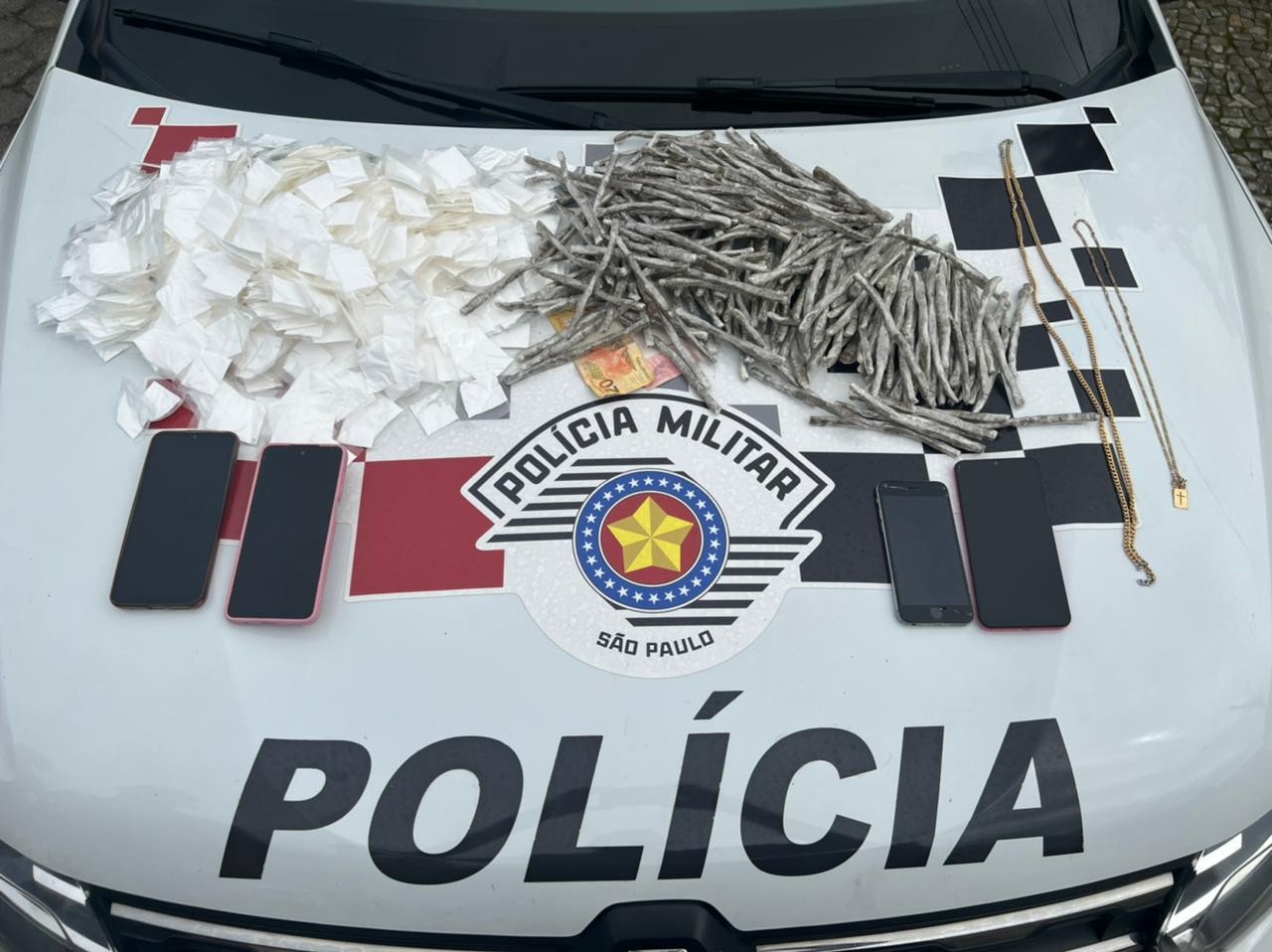 Três jovens são presos por tráfico de drogas em Caraguatatuba, SP