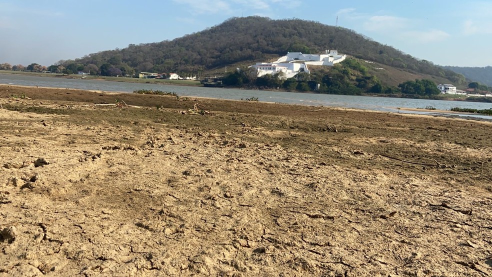 Na região do Forte Coimbra, que deveria estar alagada, só se vê areia. — Foto: Lucas Lélis/Arquivo pessoal 