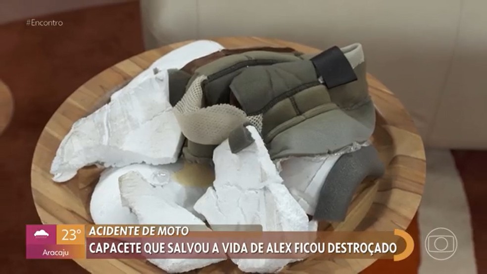 Capacete de Alex após o acidente — Foto: Globo