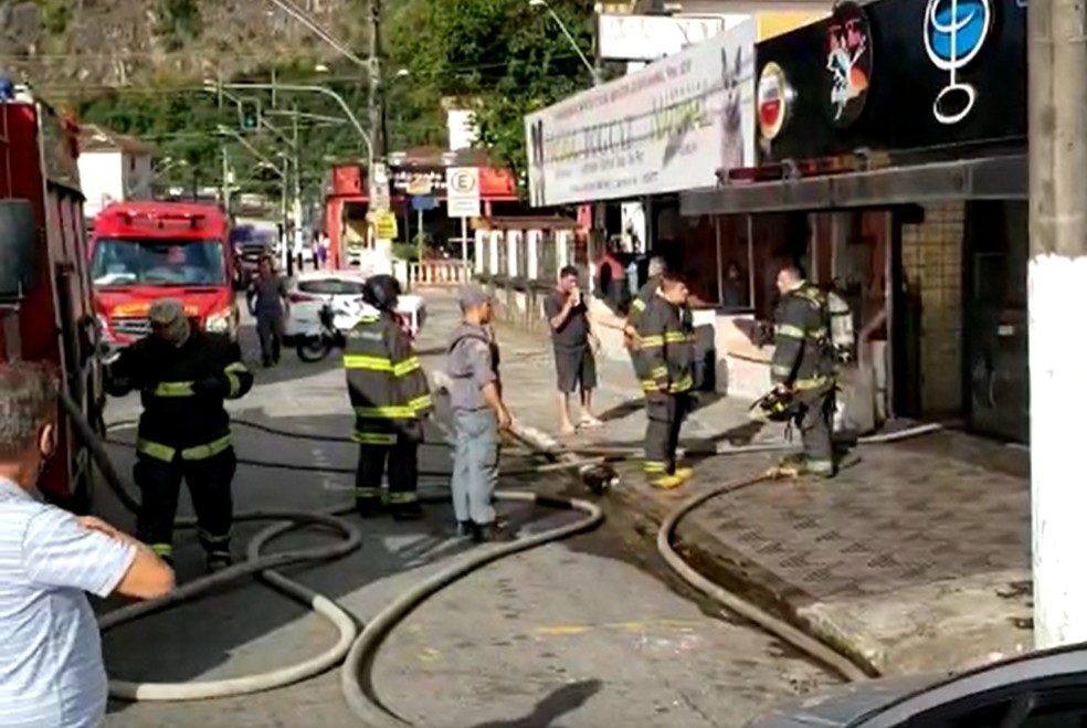 Curto-circuito em geladeira fez restaurante pegar fogo em S&atilde;o Vicente, SP &mdash; Foto: Reprodu&ccedil;&atilde;o/Guilherme Marcondes