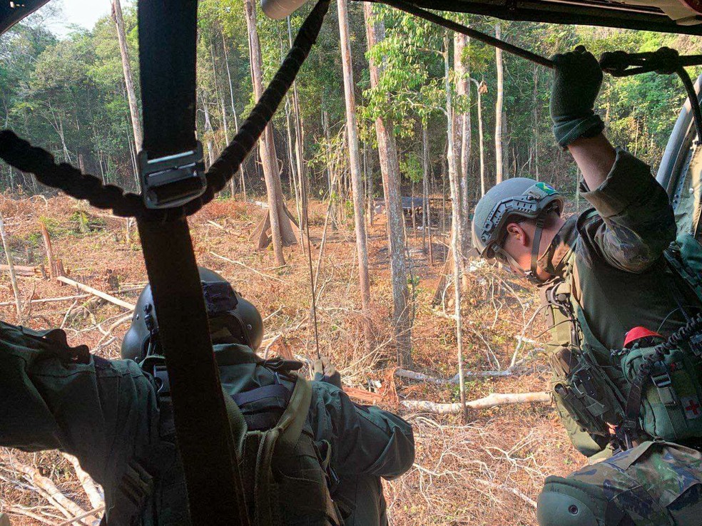 Agentes foram infiltrados por meio do guincho da aeronave — Foto: Exército Brasileiro