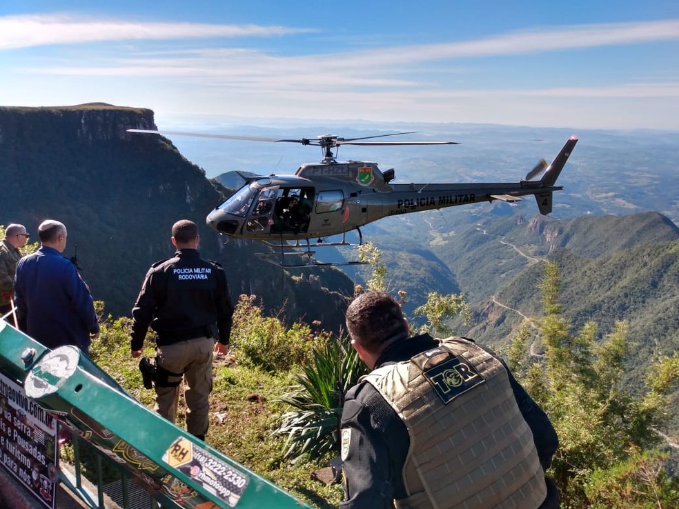Homem foi resgatado com ajuda do helicópeto — Foto: PM/Divulgação
