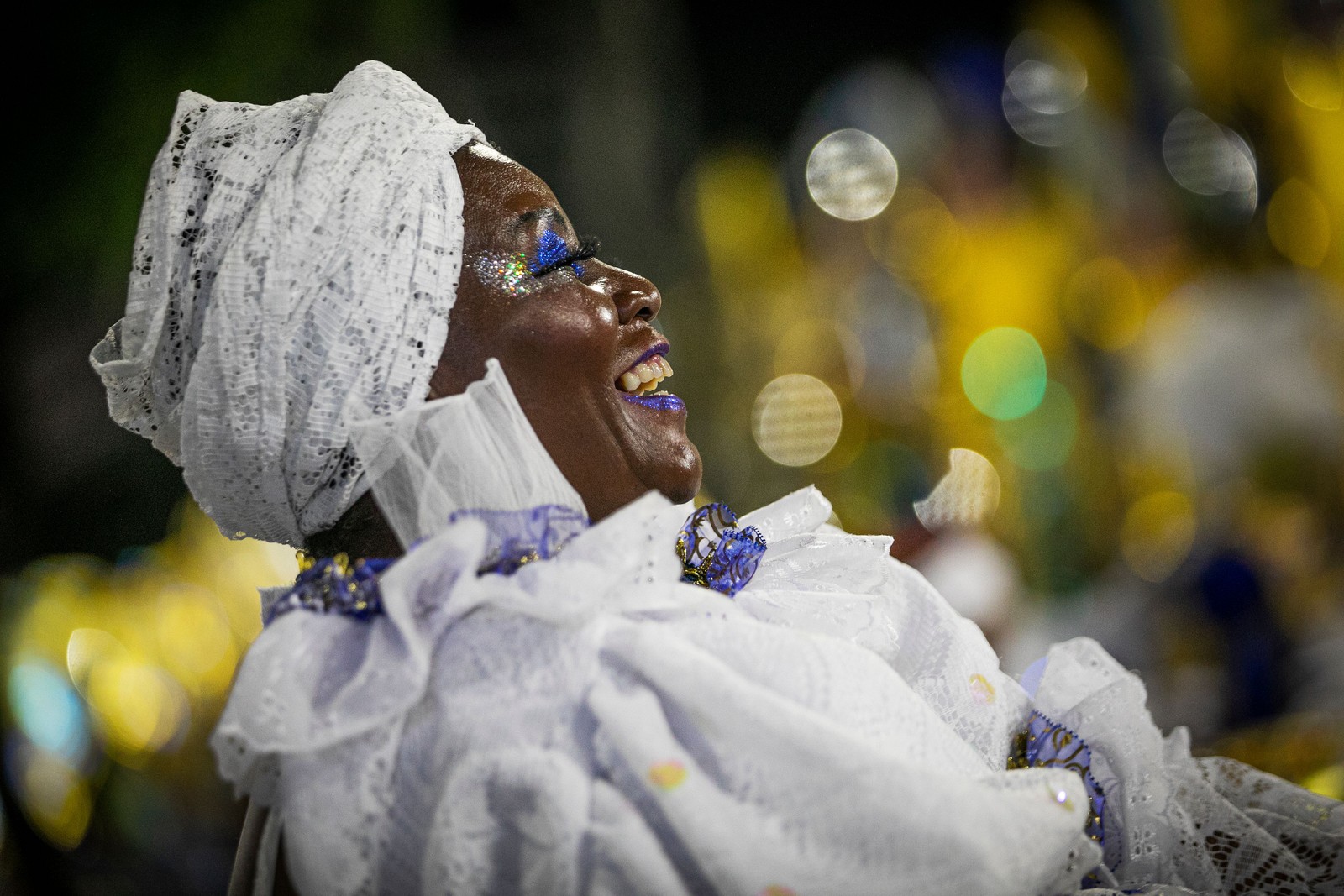 Nilcéa chega a desfilar em mais de uma numa mesma noite: "É por amor ao carnaval"  — Foto: Guito Moreto/Agência O Globo