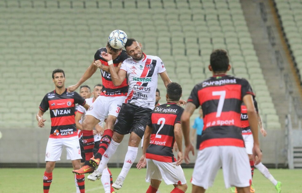 No ano passado, o Campinense esteve perto do acesso na SÃ©rie D. SÃ³ caiu para o FerroviÃ¡rio, na decisÃ£o por pÃªnaltis â Foto: Pedro Chaves / FCF