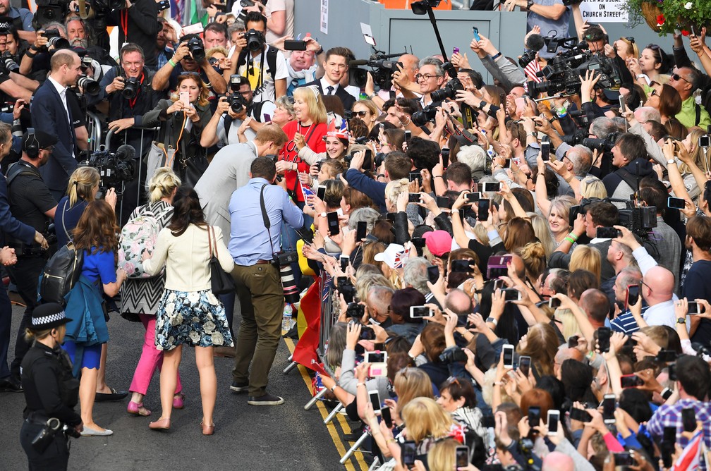 Príncipe Harry e William saem do castelo de Windsor para cumprimentar o público na véspera do casamento real (Foto: Dylan Martinez/Reuters)
