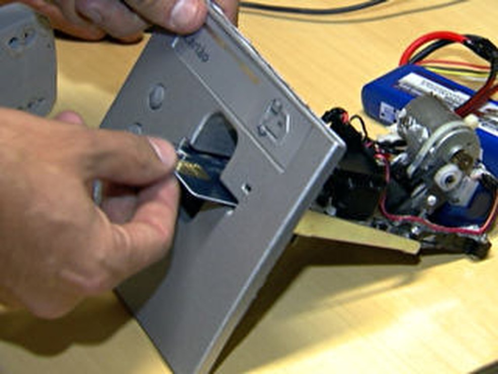 Dispositivo instalado em caixas eletrônicos deixava o cartão da vítima preso— Foto: Reprodução/TV Globo