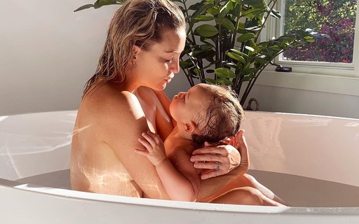 Kate Hudson posa com a filha na banheira e fala sobre erros na maternidade