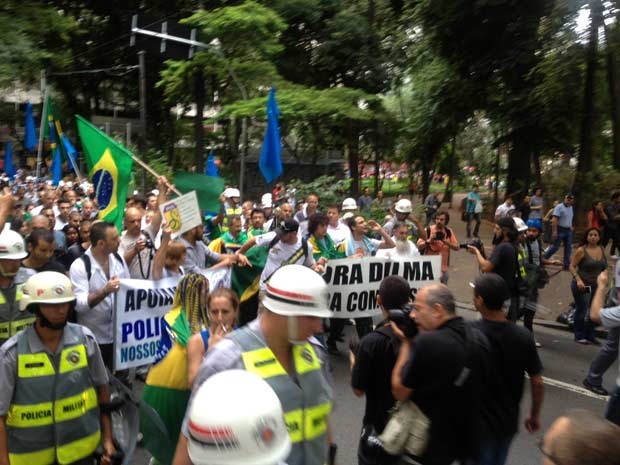 &quot;Marcha da Família&quot; percorreu ruas do Centro em direção à Praça da Sé (Foto: Tatiana Santiago/G1)