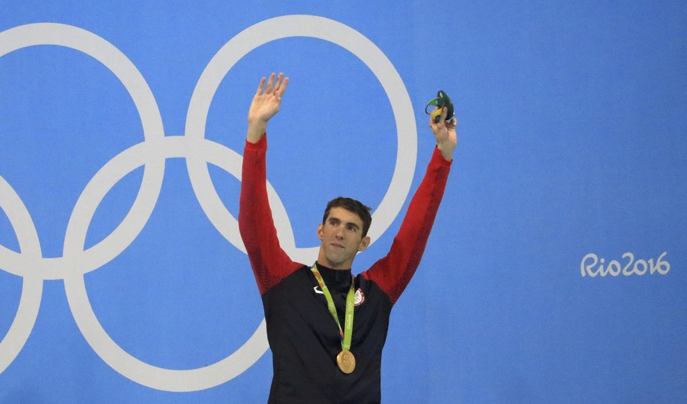 Phelps se emociona ao receber sua 20ª medalha de ouro olímpica — Foto: Reuters