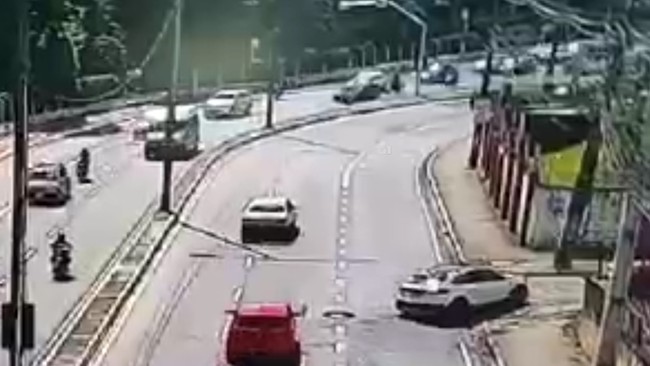 Cratera de oito metros se abre em avenida e carro cai em buraco, em João Pessoa