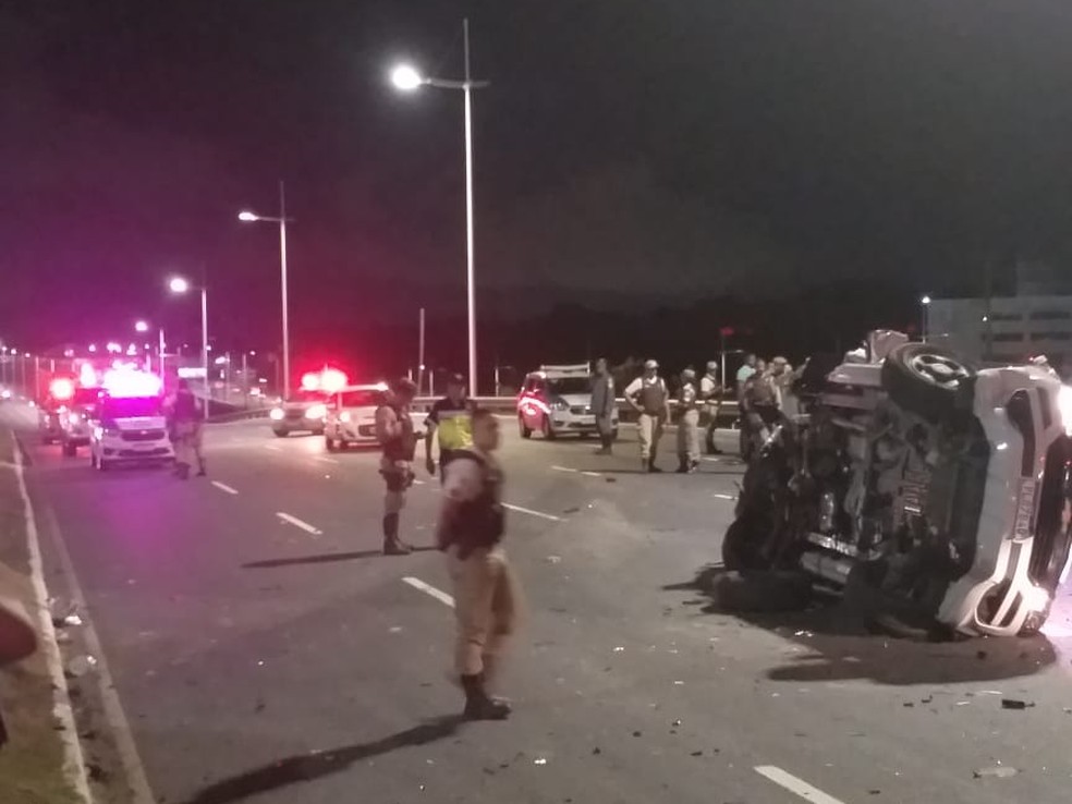 Acidente com viatura da PM na Avenida Paralela — Foto: Redes sociais